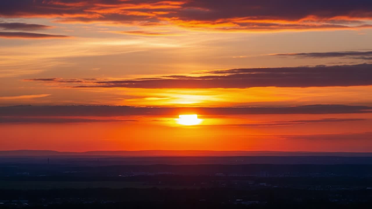 Livlig solnedgangshimmel over horisonten