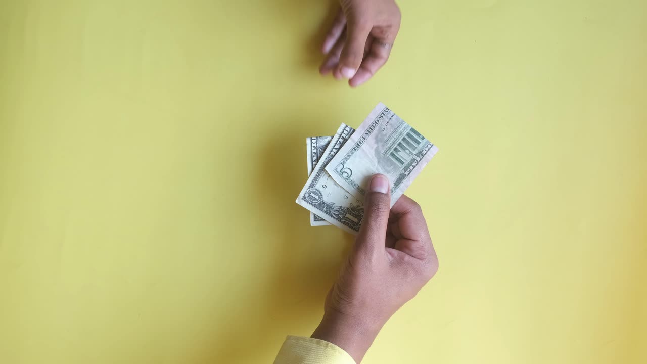 Hænder udveksler amerikanske dollars