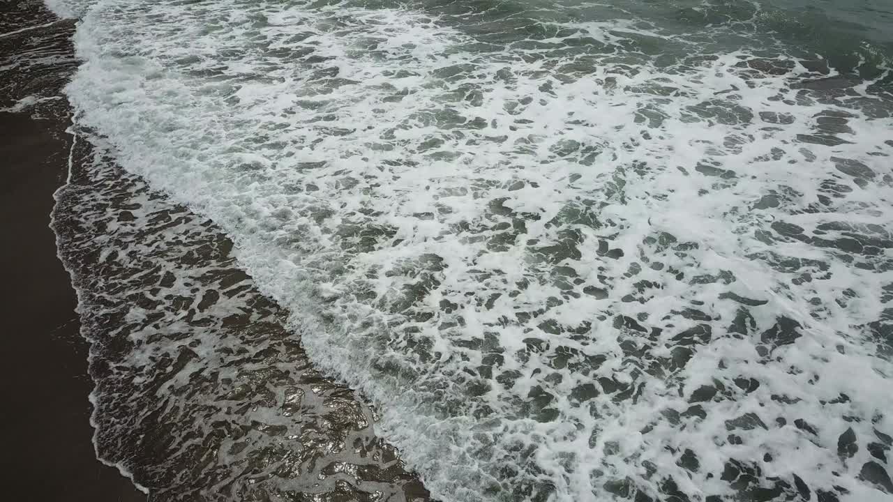 vista aérea de los pájaros mirando hacia abajo a las olas del mar que se estrellan. verde y azul vista superior del mar dron, imágenes de drones