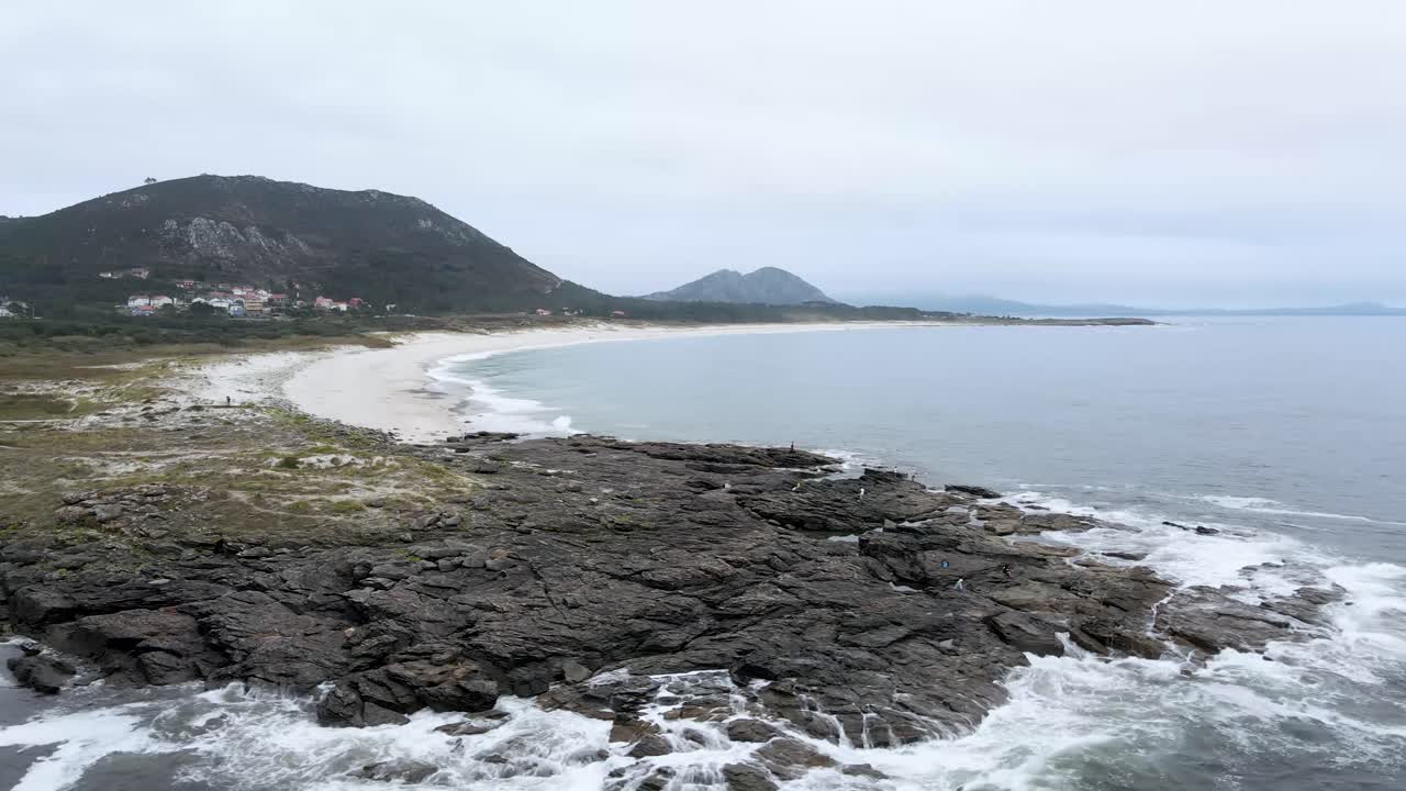 Bellissimo paesaggio di onde oceaniche e rocce sulla spiaggia di Lariño vicino a Muros, Galizia, Spagna.