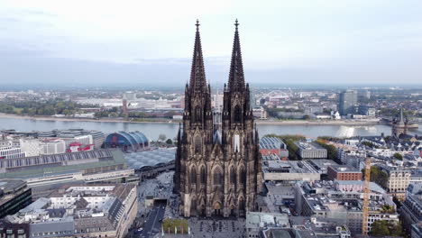 Aerial-pullback-view-of-Cathedral-Church-of-Saint-Peter,-Cologne,-Germany