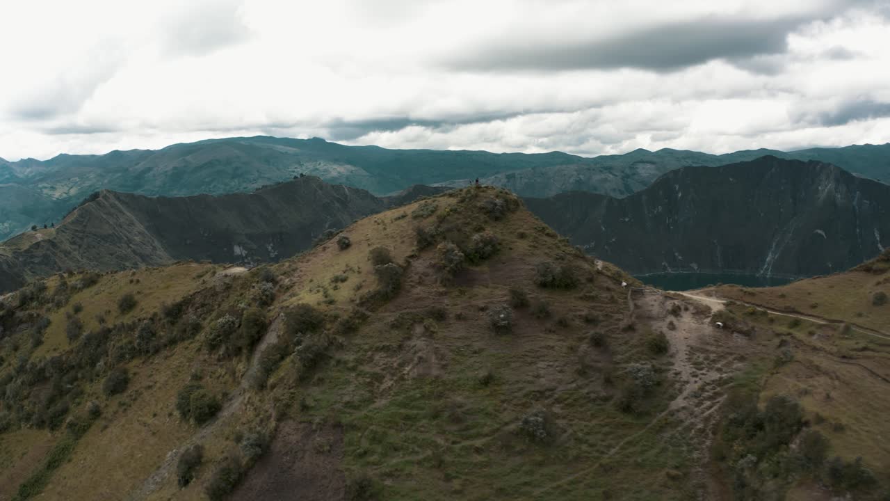 montañas escarpadas y escarpadas revelaron el lago quilotoa en el cantón pujilí, provincia de cotopaxi, ecuador