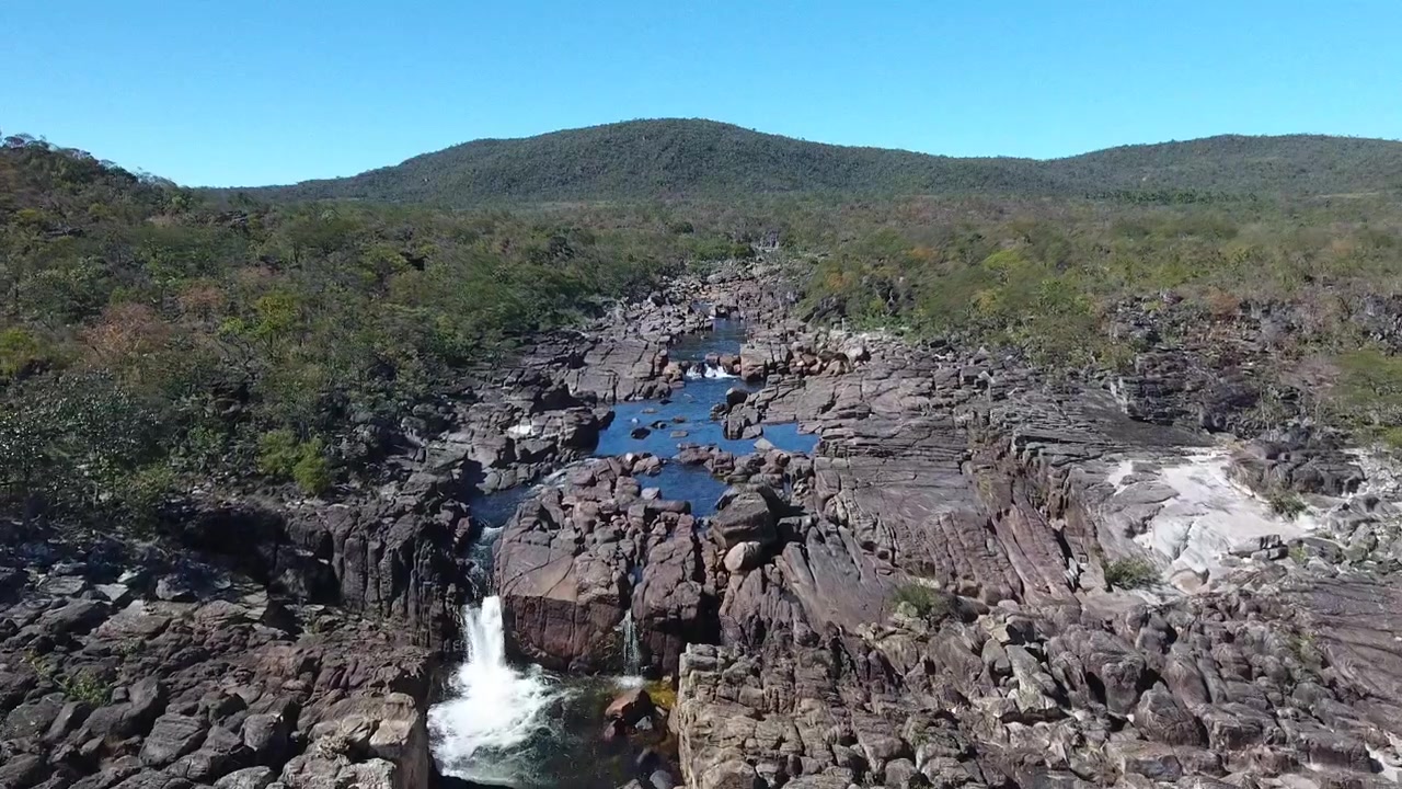 Vista aerea panoramica su Chapada dos Veadeiros, Alto Paraíso de Goiás, Brasile, catturata da drone.