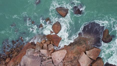 Vista-Aérea-De-Las-Olas-Del-Mar-En-Las-Rocas-Situadas-A-Lo-Largo-De-La-Orilla-Del-Mar