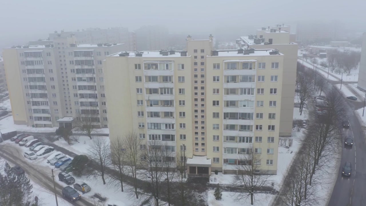 Tomada geral de drone de um edifício de nove andares em estilo soviético na cidade nevada