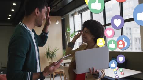 animación de iconos de medios sobre diversas personas de negocios sonriendo y usando computadora portátil