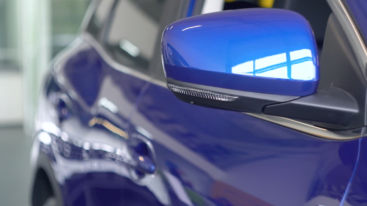 detalles de las luces encendidas de un anónimo prestigioso automóvil moderno de lujo. concepto de pasión por conducir automóviles y motores