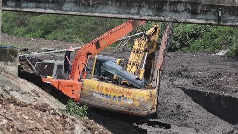 una excavadora mueve la tierra en una zona de construcción.