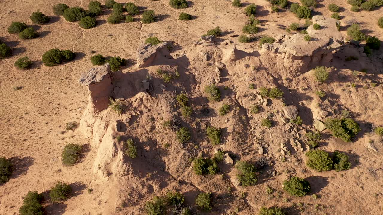 drone 4k desierto volando desde lecho de roca