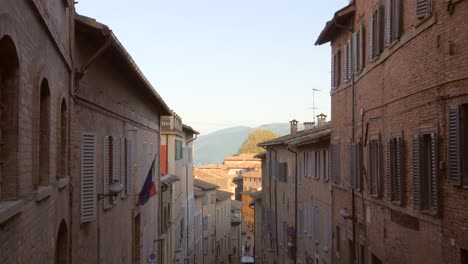 Ciudad-Amurallada-Con-Arquitectura-Medieval-A-Través-De-La-Calle-Raffaello-En-Urbino,-Marche,-Italia,-Europa