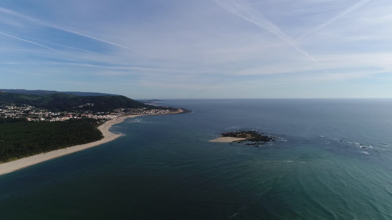 ruinas de un castillo medieval junto al mar