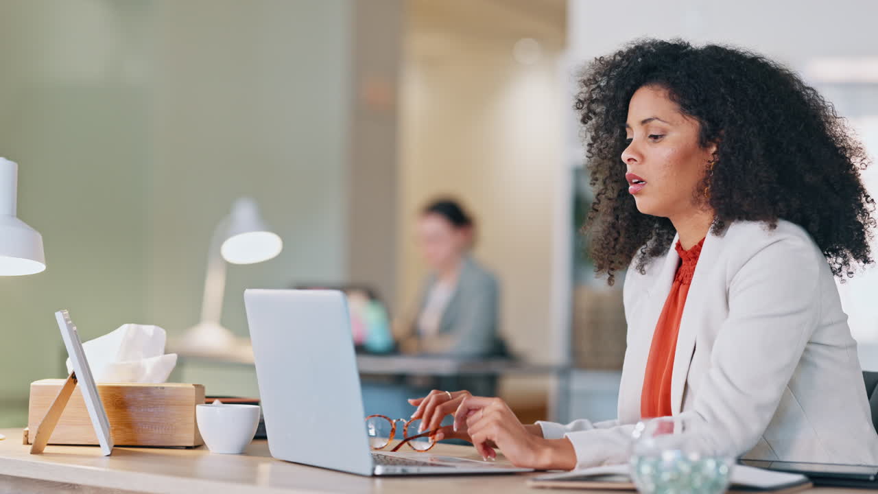 analista de software estresado escribiendo en una computadora portátil