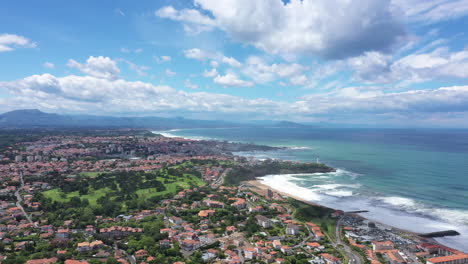 Anglet-Stadt-Mit-Wolken,-Luftaufnahme,-Frankreich,-Sonniger-Tag