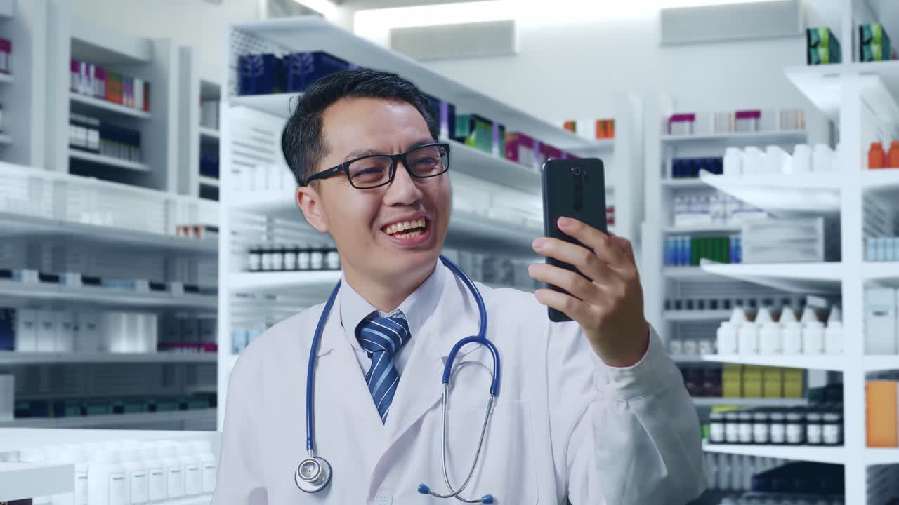 약국에서 스마트폰을 사용하는 의사
