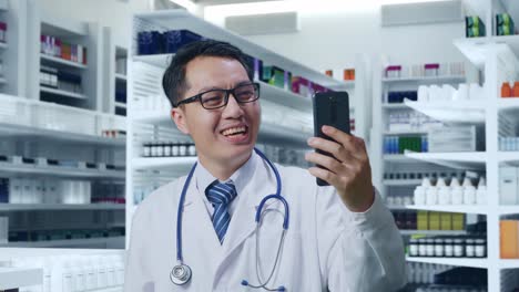 약국에서 스마트폰을 사용하는 의사