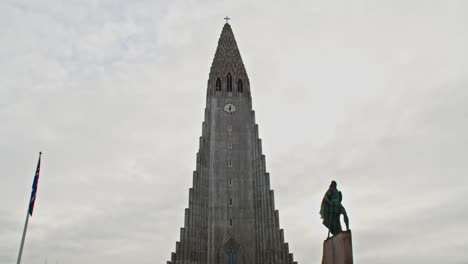 wieża kościoła hallgrímskirkja w reykjaviku na islandii