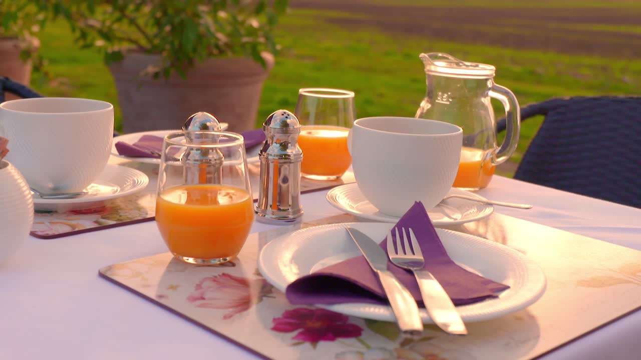 mesa de desayuno al aire libre en colores cálidos