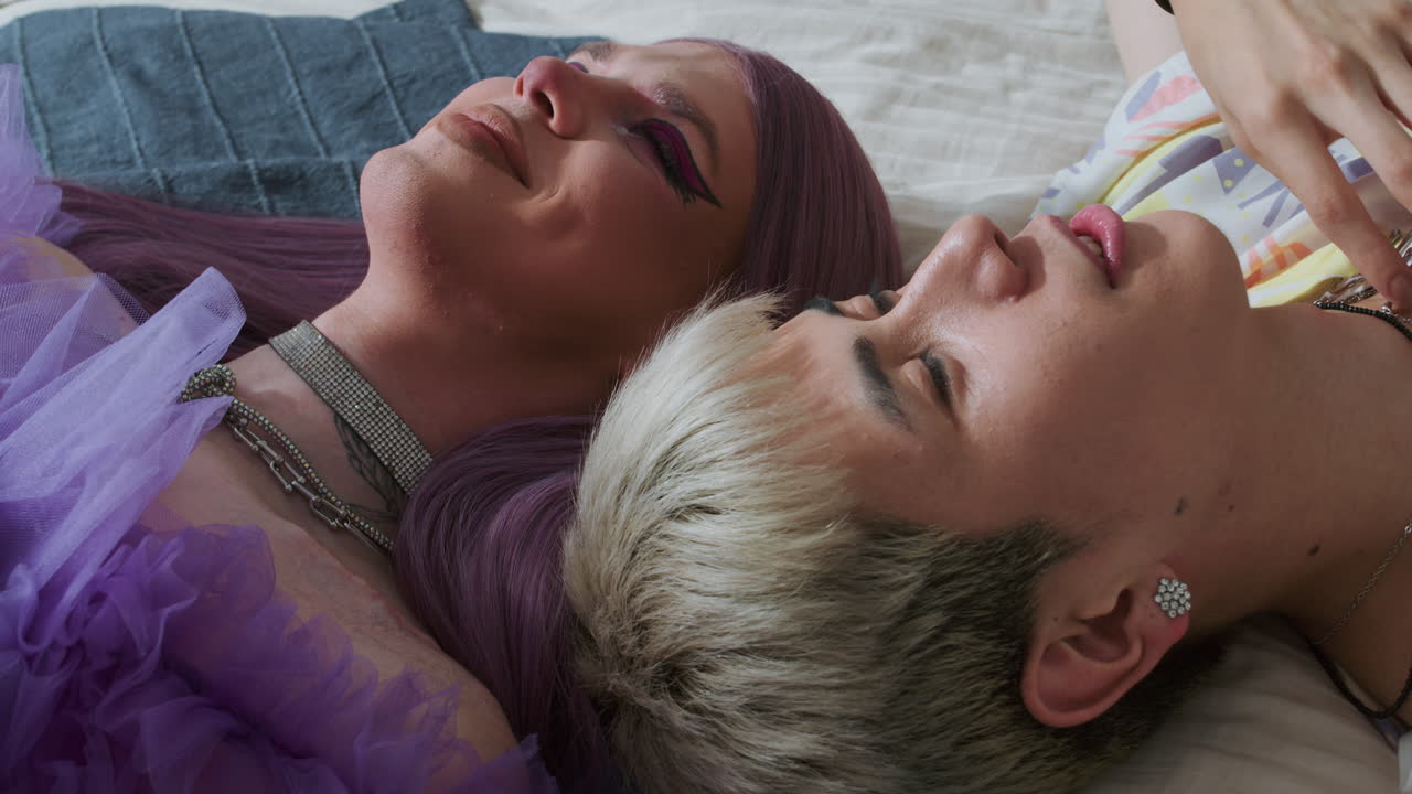 amigos acostados en la cama