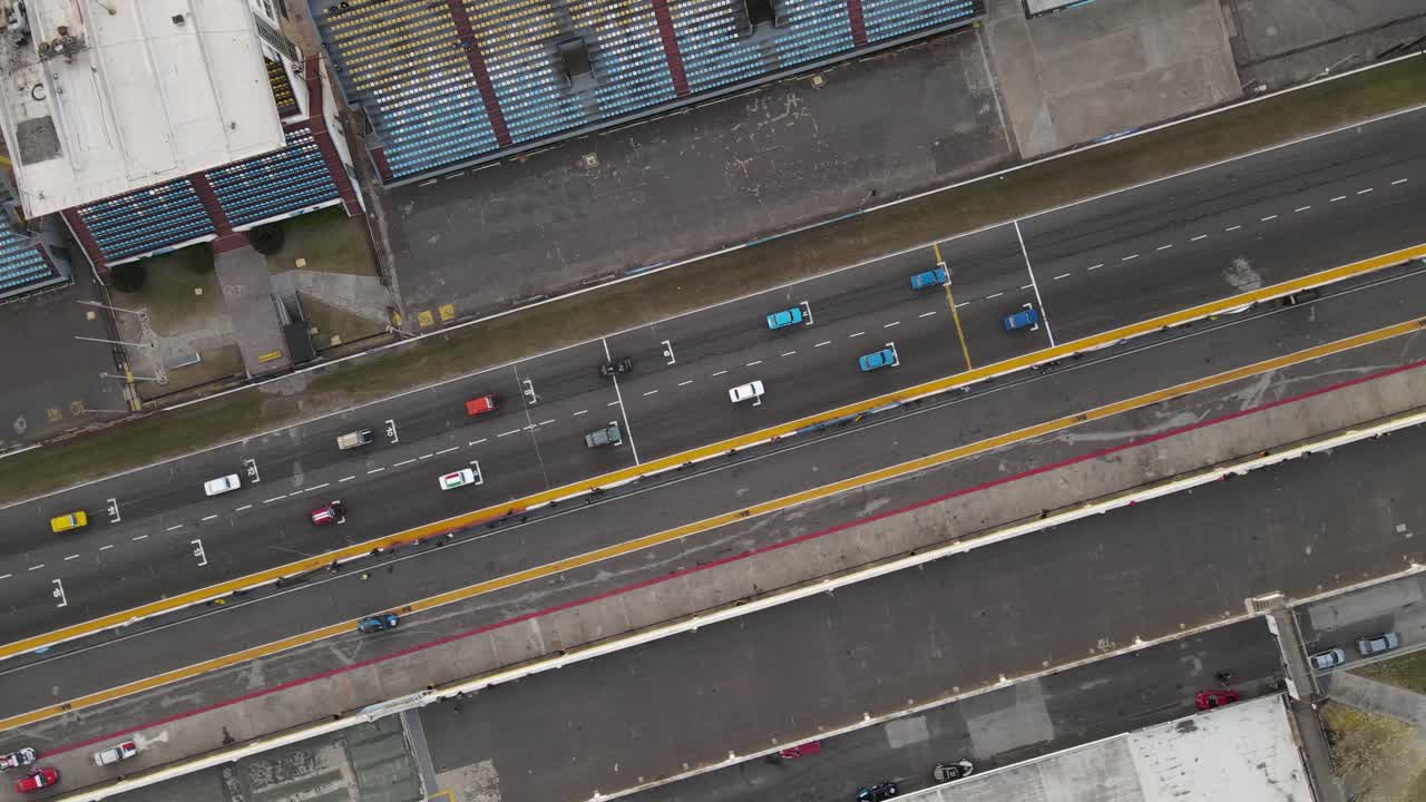 경마장에서 경주 시작점에 도착하는 자동차의 공중 오버헤드 샷