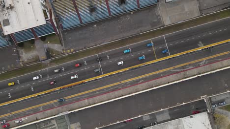 toma aérea de los autos que llegan al punto de partida de la carrera en el hipódromo