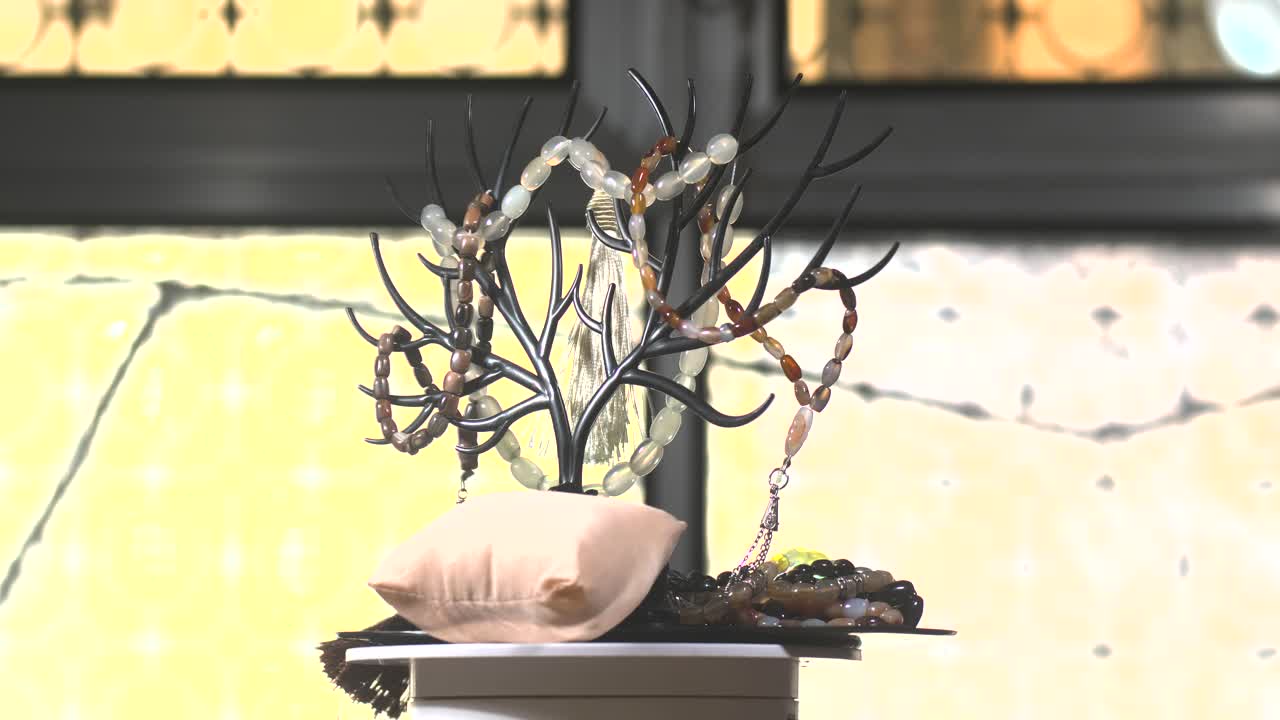 amplio tiro rosario blanco y rojo con pequeña almohada giratoria fondo claro movimiento rápido