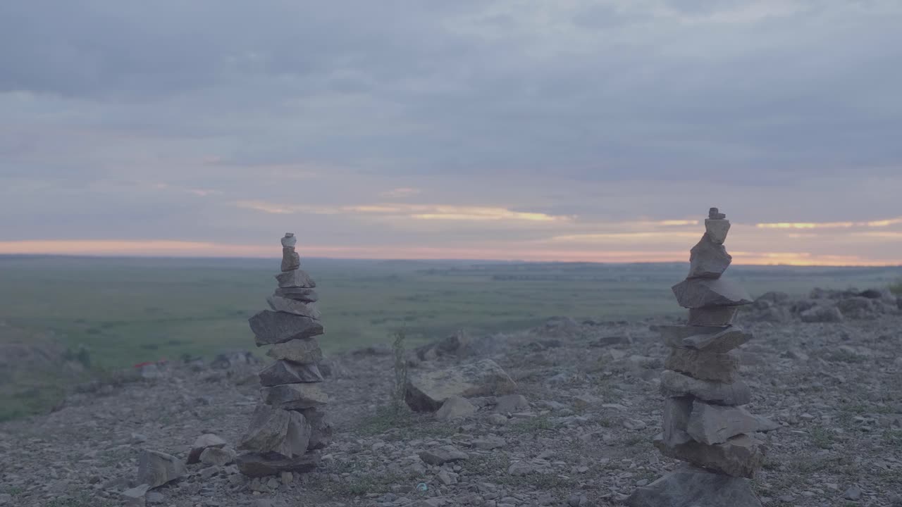 rocas apiladas al amanecer o al atardecer