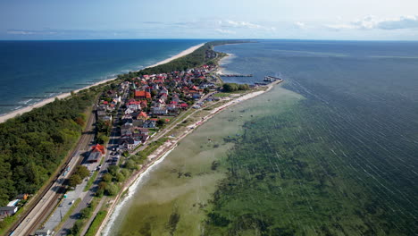 Una-Vista-Impresionante-De-Kuźnica,-Un-Hermoso-Balneario-En-Pomerania,-Polonia,-Con-Aguas-Cristalinas-De-Color-Azul-Verdoso-Y-Un-Cielo-Soleado