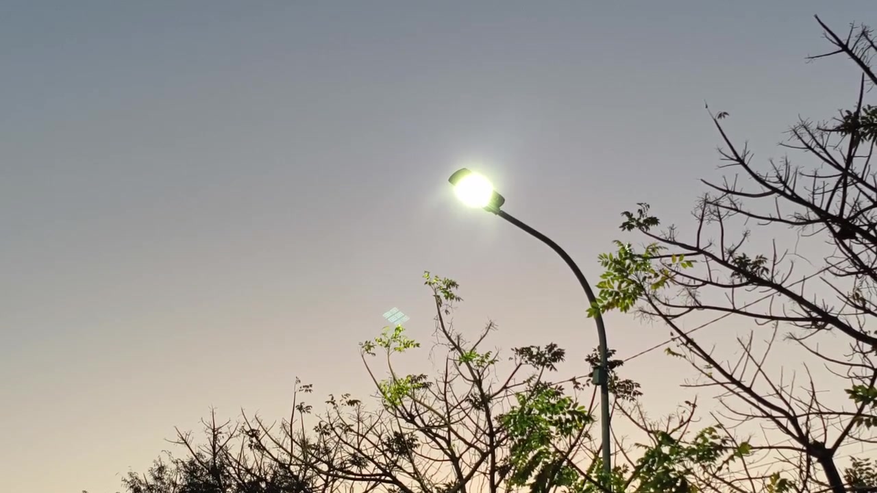 Poste de Luz Aceso Contra um Céu Crepuscular