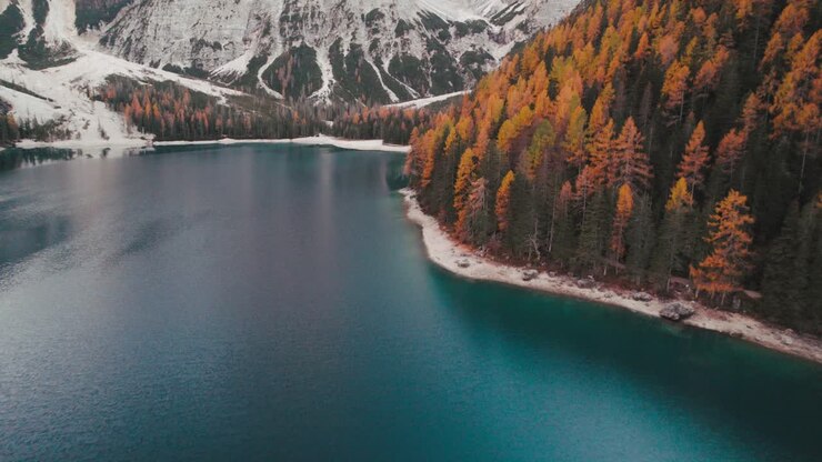 4K Autunno Drone Aereo Lago di Braies Pragser Wildsee Dolomiti Italia 2022