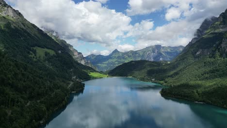 Fascinante-Vista-Aérea-Del-Lago-Klontalersee,-Una-Verdadera-Joya-Enclavada-En-Los-Alpes-Suizos.