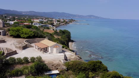 Kirche-Auf-Einer-Klippe-Neben-Dem-Meer