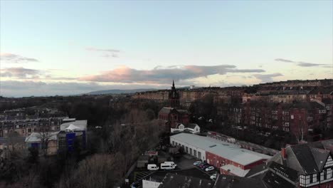 los suburbios de glasgow con la iglesia parroquial de kelvinbridge en el centro, escocia, reino unido
