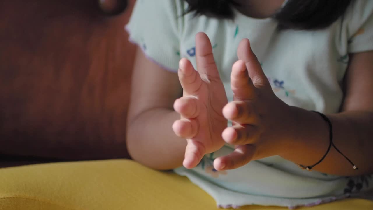 Mani di bambino in posizione di preghiera