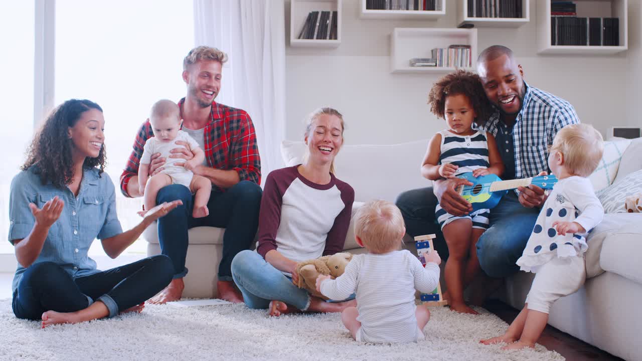 유아 들 이 바닥 과 소파 에서 놀고 노래 하는 친구 들
