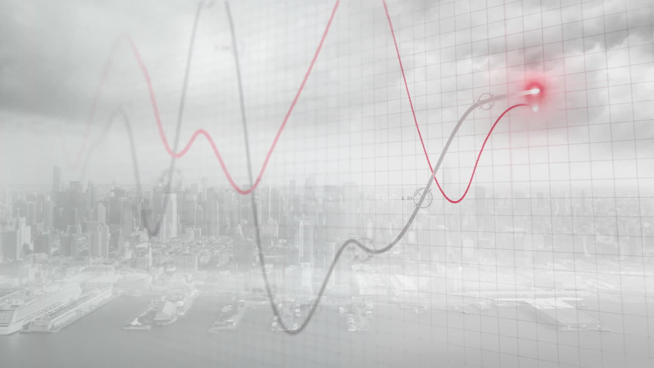 도시 풍경과 구름이 가득한 회색 하늘 위의 빛나는 그래프 처리 데이터의 애니메이션