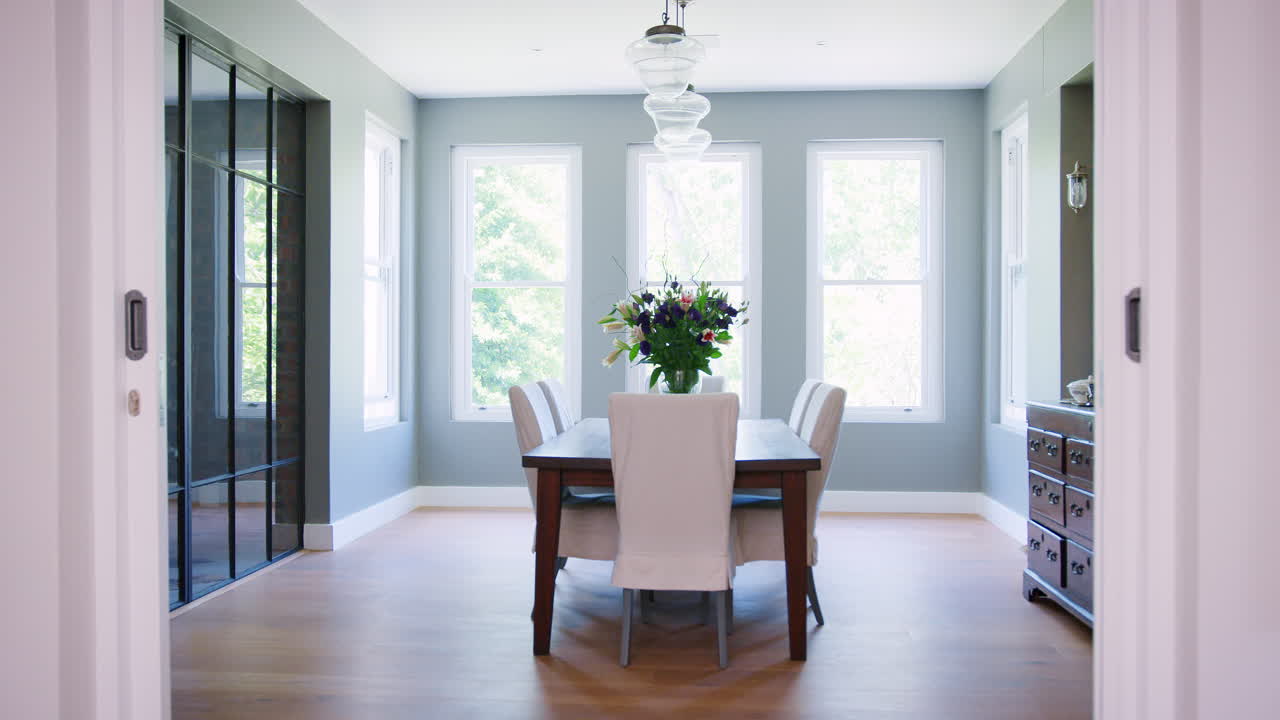 가구로 꾸며진 가정용 식당으로 열리는 슬라이딩 문