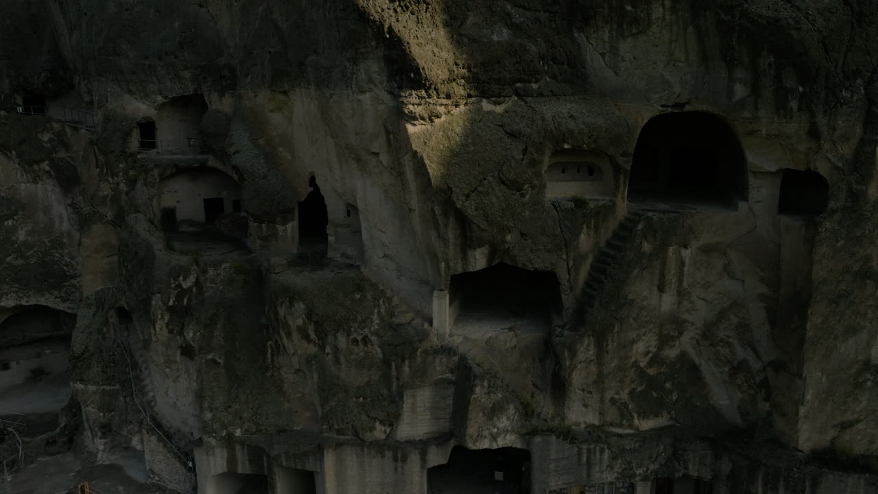 una antigua ciudad de rocas montañosas y sitio patrimonial en vardzia, samtskhe javakheti región del suroeste de georgia