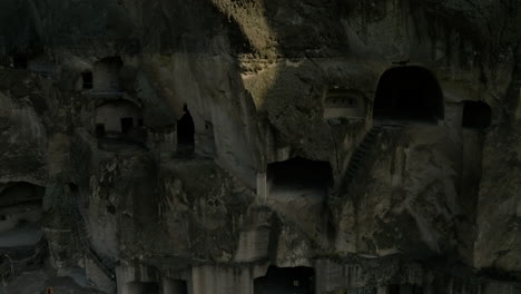 Una-Antigua-Ciudad-De-Rocas-Montañosas-Y-Sitio-Patrimonial-En-Vardzia,-Samtskhe-Javakheti-Región-Del-Suroeste-De-Georgia