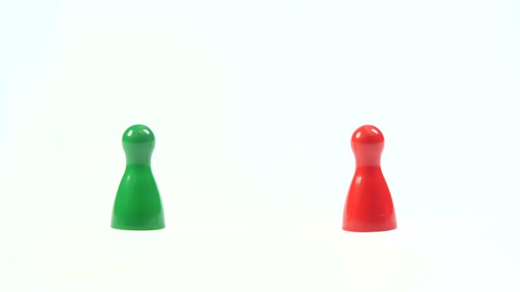 Mano che sceglie un cavallo degli scacchi tra pezzi comuni, metafora per la selezione di un dipendente, manager o lavoratore eccezionale.