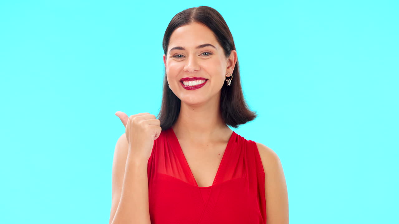 rostro de mujer, señalando y promoción con belleza