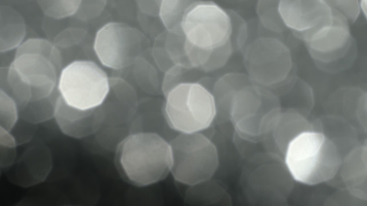 다채로운 빛은 검은 바탕에 4k 영상을 유출합니다. 스타일링 비디오, 전환, 보케 효과.