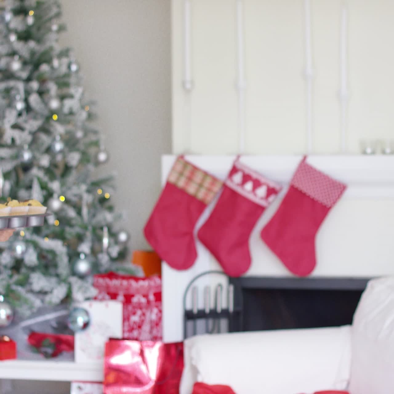 amable joven haciendo navidad para hornear