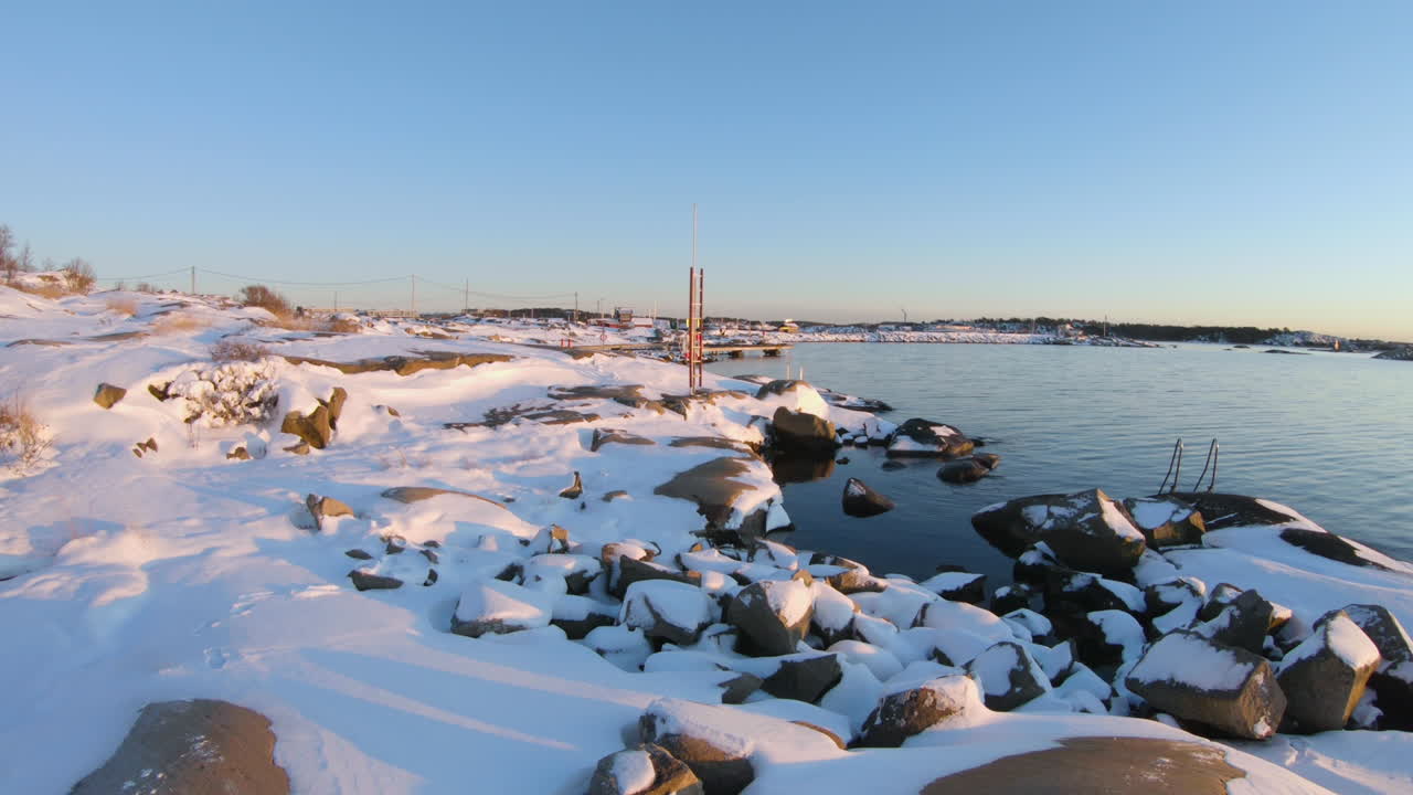 스웨덴 gothemburg에서 겨울 날 눈 덮인 바위 해안선의 4k 샷