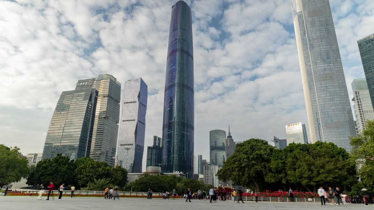 Lapso de Tempo de Arranha-céus Modernos e Pessoas em uma Praça Urbana Movimentada.