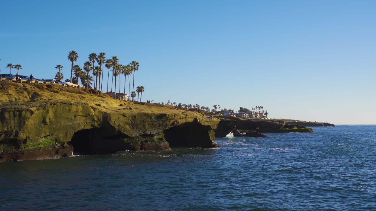 캘리포니아 주 샌디에이고의 태평양을 따라 가파른 해가 지는 절벽의 파랄락스 움직임