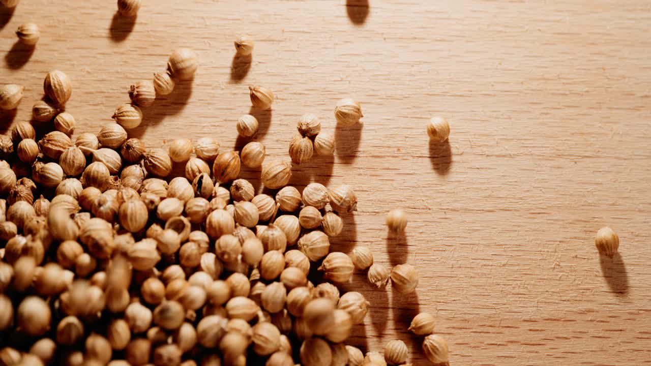 고수풀을 나무 테이블에 쏟다