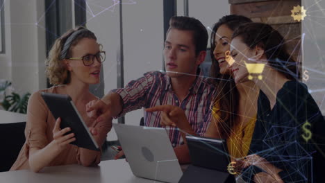 animación de iconos de los medios sobre colegas caucásicos que usan tableta en la oficina
