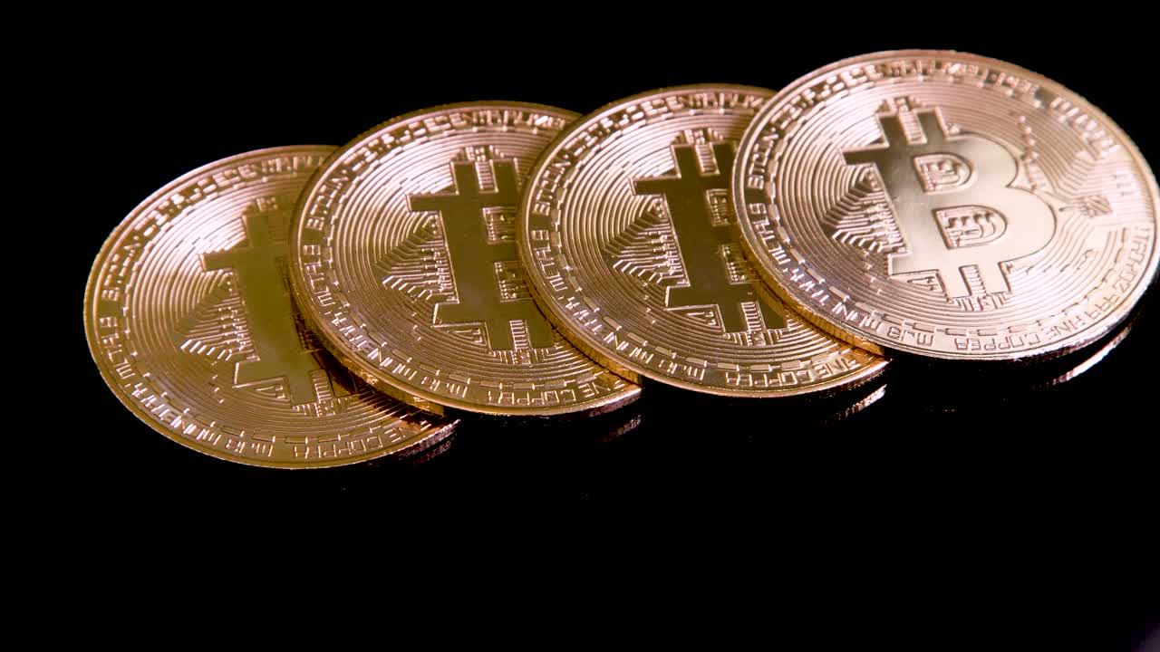 monedas criptográficas doradas en el fondo, bitcoins dorados girando, girando en 4k