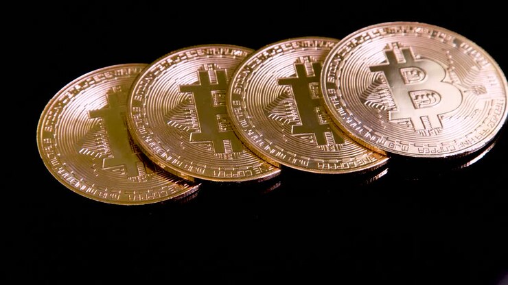 Monete di criptovaluta dorate su sfondo scuro, bitcoin dorati che girano e ruotano in 4k
