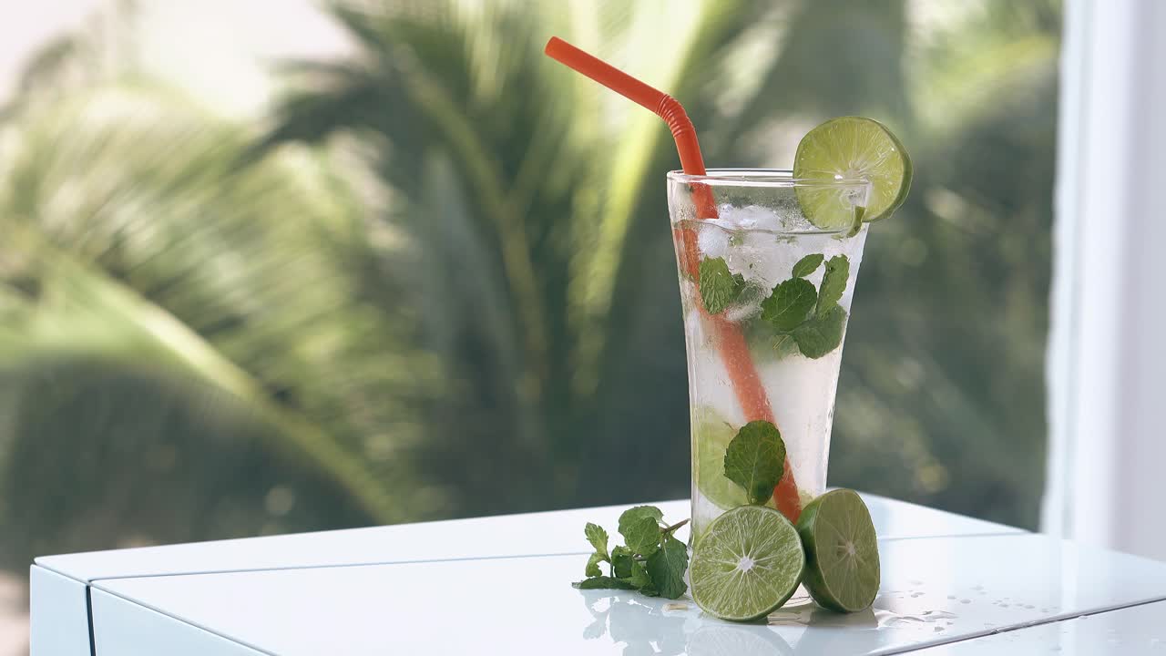 투명한 커튼이 높은 유리 앞에서 천천히 흔들립니다.